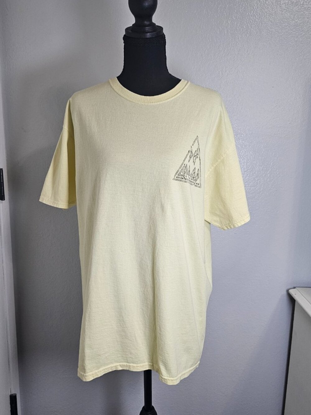 Def Leppard Band Graphic T-Shirt Yellow Cotton Women's Size Medium/Large NEW - Picture 2 of 7